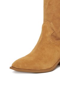 Karmowe zamszowe botki za kostkę z wąskim noskiem i dekoracyjnym przeszyciem wzdłuż cholewki; teksturowana powierzchnia i solidna beżowa gumowa podeszwa.