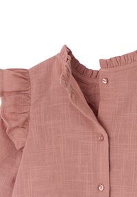 Helle rosa Bluse mit Rüschensäumen, strukturiertem Stoff und einer geknöpften Leiste. Verfügt über einen gerafften Ausschnitt und ein dezentes gewebtes Muster.