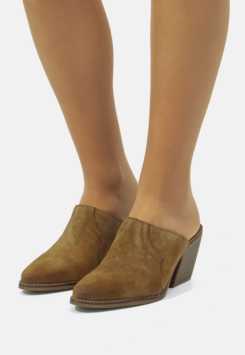 XTI Zoccoli 143488 Marrone - Stile Australiano In Pelle Scamosciata, Caldi E Vegani