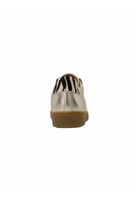 Metalen gouden sneaker met zwart-witte gestreepte accenten, een gestructureerde oppervlakte, ronde neus en rubberen zool. Naaddetails langs de hiel.