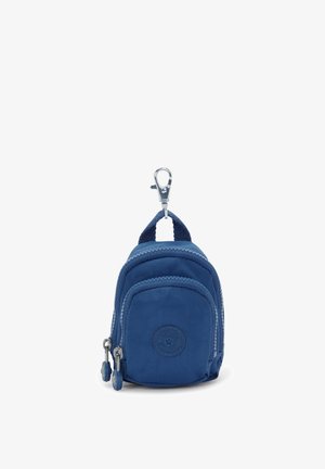 Kleiner blauer Stoff-Rucksack-Schlüsselanhänger mit doppelten Reißverschlusstaschen und Metallclip zur Befestigung.