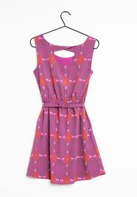 Růžové šaty se vzorem a kulatým výstřihem, krátkými rukávy a vykrojením na zádech. Elastický pas a nabíraná sukně s oranžovými a zelenými motivy.