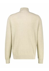 Beiger, strukturierter Pullover mit hohem Kragen, gerippten Bündchen und Saum. Nahtloser Rücken und weicher Stoff für hohen Komfort.