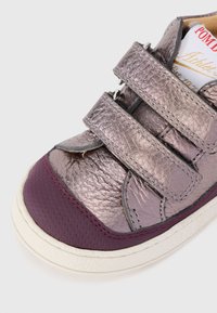 Metallisch lila und kastanienbrauner Sneaker mit zwei Klettverschlüssen, strukturiertem Obermaterial und weißer Gummisohle, ausgestattet mit einem runden Zehen-design.