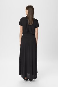 Abito maxi nero realizzato in un tessuto morbido e leggero, con maniche corte, una vestibilità comoda, vita cinte e un orlo inferiore leggermente trasparente.