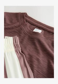 Ausgewählt, chocolate brown stripe