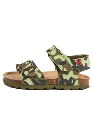 Sandales à motif camouflage avec des sangles ajustables, semelle en liège et semelle en caoutchouc ; nuances de vert, marron et noir tout au long du design.