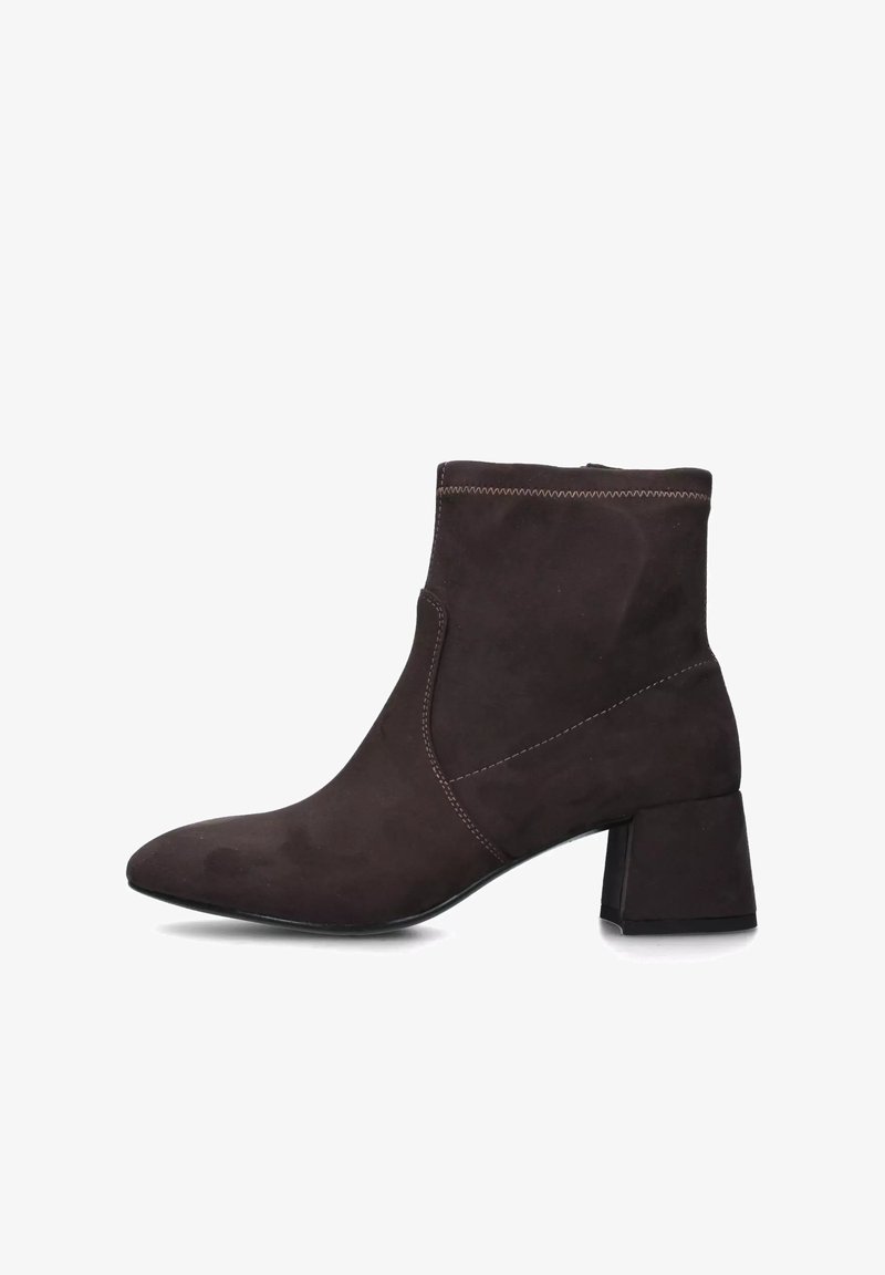 Stivale alla caviglia in suede marrone con punta appuntita, tacco a blocco e cuciture a contrasto lungo la cucitura laterale e attorno all'apertura.