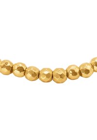 Collier en perles dorées avec des perles géométriques lisses et facettées alternées, mettant en valeur une finition métallique polie et une forme uniforme.