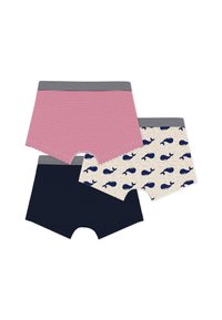 Három pár gyerek boxer: egy piros-fehér csíkos, egy tengerészkék, és egy bézs tengerészkék bálnamintás, mindegyik csíkos derékpánttal.