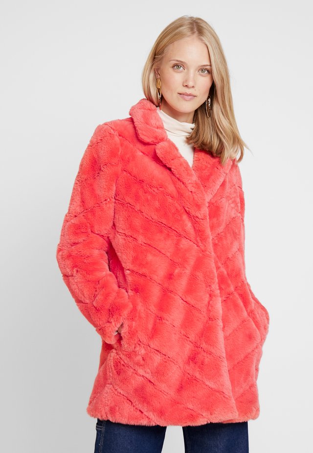 LADERA - Winter coat - koralle