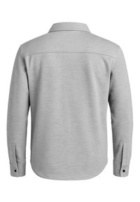 Lichtgrijs hemd met lange mouwen, knoopmanchetten, een rechte schoudernaad en een kraag, vanuit de achterkant getoond op een witte achtergrond.