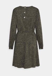 Robe léopard verte et noire avec des manches longues, taille cintrée et un dos à boutons. Tissu doux avec une texture lisse.