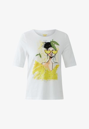 Weißes Kurzarmhemd mit Illustration einer Frau, die gelbe Sonnenbrillen, ein gelbes schulterfreies Oberteil und grüne Blätter um ihren Kopf trägt.