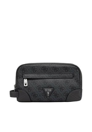 Borsa da toilette nera Guess con motivo monogramma, tasca frontale con zip, manico laterale e patch con logo triangolare al centro.