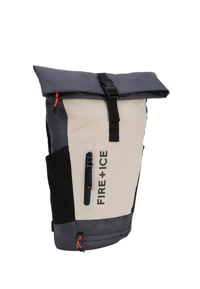 Rolltop-Rucksack in Beige, Grau und Schwarz, mit hexagonaler Textur, verstellbaren Trägern und einer seitlichen Reißverschlusstasche mit roten Akzenten.
