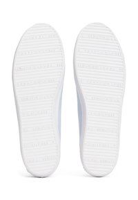 Fehér sneaker talp, bordázott textúrával, kék szövet felsőrész �és dombornyomott logó. Könnyű kialakítás sima felülettel.