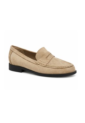 Mocasín penny beige de ante con detalles cosidos, puntera redondeada y tacón bajo negro, mostrado sobre un fondo blanco.