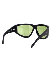 Occhiali da sole in plastica nera con design angolare e lenti verde scuro. Presentano una superficie liscia e montature leggere.
