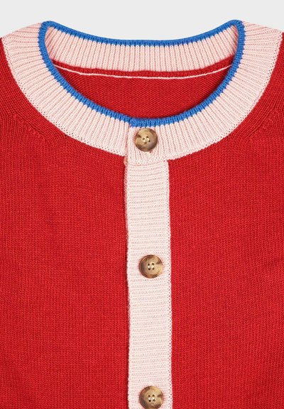 Crvena pletena kardigan sa rebrastim ružičastim ovratnikom i plavim detaljima. Tri drvene dugmadi na sredini, glatka tekstura i udoban dizajn.