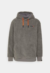 Sweat à capuche en polaire grise avec cordons de serrage orange, poche kangourou, poignets côtelés et petit patch logo sur la poitrine.