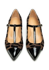Ballerine in stampa leopardata marrone con punta nera lucida a forma di punta e una tracolla nera a forma di T. Il materiale è in suede con finitura liscia.