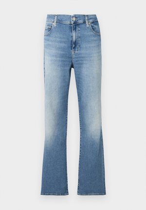 Jean en denim bleu clair avec zones délavées au niveau des cuisses, jambes droites, bouton avant, fermeture éclair et design à cinq poches.