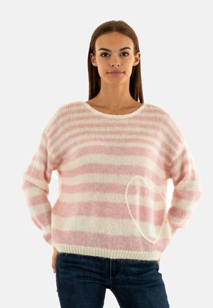 Maglione leggero a righe rosa e crema con scollo rotondo, spalle basse e taschino a forma di cuore. Texture morbida.