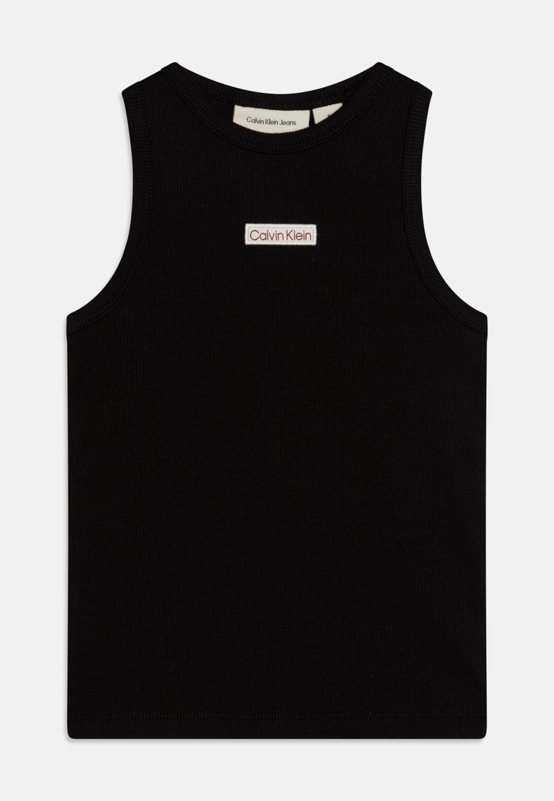 Canotta nera a coste con scollo rotondo, caratterizzata da un patch del logo bianco e rosso di Calvin Klein al centro. Tessuto morbido in misto cotone.