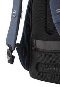 Sac à dos en tissu bleu foncé, avec un dos en maille rembourrée, des bretelles ajustables, une poche avec fermeture éclair sur le côté, et une étiquette de logo avec des accents réfléchissants.