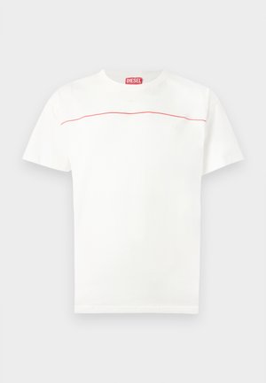 Wit T-shirt met korte mouwen van Diesel, met een dunne rode lijn over de borst en een rood Diesel-logo label bij de halslijn.
