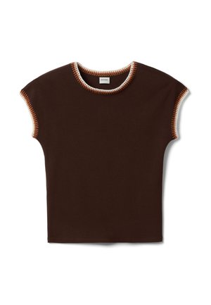 Haut marron à manches courtes avec un col rond et des accents de surpiqûres blanches et orange contrastantes le long des bords. Texture de tissu douce.