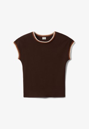 Top marrón de manga corta con escote redondo y detalles de costuras en blanco y naranja contrastantes a lo largo de los bordes. Textura de tela suave.