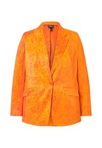 Blazer naranja brillante con un patrón de estampado de leopardo, que cuenta con un cierre de un solo botón, solapas de muesca y dos bolsillos frontales. Textura suave.