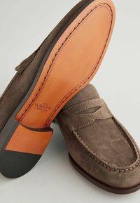 Next SIGNATURE ITALIAN PENNY REGULAR FIT - Belebújós cipők - taupe brown