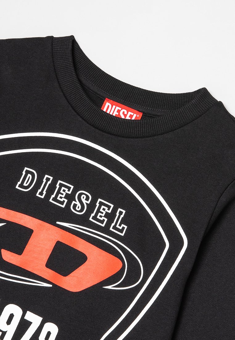 Schwarzer Baumwoll-Sweatshirt mit rundem Ausschnitt, großem Grafikdruck in Weiß und Rot sowie "DIESEL"-Branding auf dem Nackenlabel.