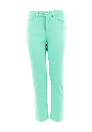 Jeans recortados verde menta con una forma ajustada, cinco bolsillos y cierre de botón. La tela tiene una textura suave con un ligero estiramiento.