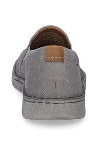 Graue Slipper aus strukturiertem Leder mit einem beige Akzent an der Ferse und sichtbaren Nähten entlang der Sohle. Flache Gummisohle.