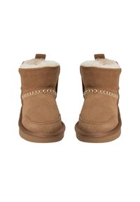 Paire de bottines en daim marron avec doublure en polaire blanche, coutures visibles et semelles plates en caoutchouc, orientées vers l'avant sur fond blanc.