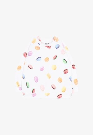 Camicia bianca a maniche lunghe con stampe colorate di macaron sparse sul tessuto, con bottoni su una spalla.