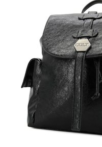 Zaino in pelle nera con superficie texture, chiusura a patta, spallacci regolabili e hardware argentato con il nome del brand "CULT."