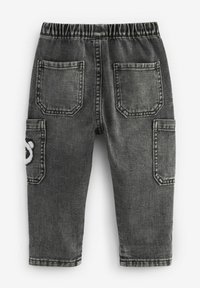 Pantalon en denim noir délavé pour tout-petits avec taille élastique, deux poches arrière et poches cargos latérales, dont une avec un écusson ours blanc.