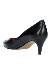 Černé kožené lodičky s kulatou špičkou, malým výřezem, nízkým podpatkem a hladkou texturou. Mají jemný lesk a jednoduché designové linie.