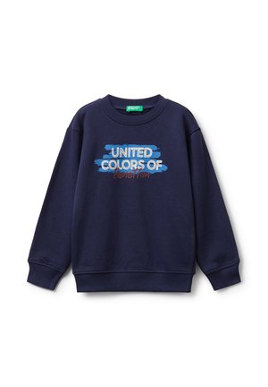 Felpa girocollo blu navy con polsini e orlo a coste, caratterizzata dal testo "UNITED COLORS OF benetton" su un design a pennellate blu sul fronte.