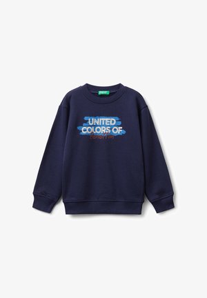 Sudadera de cuello redondo en azul marino con puños y dobladillo acanalados, que presenta el texto "UNITED COLORS OF benetton" sobre un diseño de pinceladas azules en el frente.