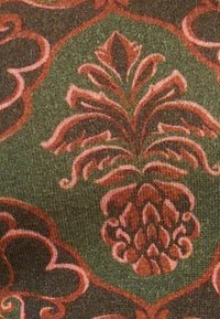 Textiel met een donkergroene achtergrond en ingewikkelde rozen- en bladerenpatronen in gedempte roze en bruintinten, die een bloemmotief doen denken.