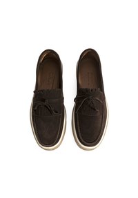 Braune Wildlederschlüpfschuhe mit Fransen und Schleife. Weiße Gummisohle. Glatte Textur mit gestickten Akzenten und abgerundetem Zehenbereich.