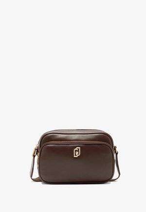 Sac bandoulière en cuir marron avec deux compartiments zippés, quincaillerie dorée et accent de logo en relief à l'avant. Texture lisse sur l'ensemble.