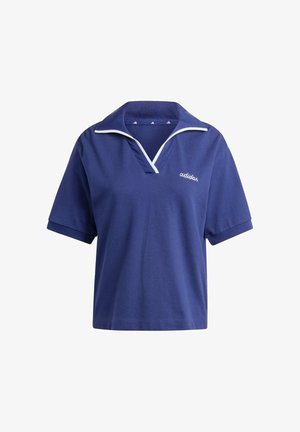 Granatowa koszulka polo z krótkim rękawem i dekoltem w serek, z białą lamówką wokół kołnierzyka oraz haftowanym logo na piersi. Wykonana z miękkiego materiału bawełnianego.