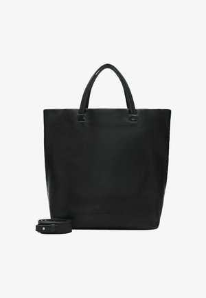 Schwarze Leder-Umhängetasche mit Doppelgriffen und einem abnehmbaren Schultergurt, der daneben aufgerollt liegt, vor einem weißen Hintergrund.